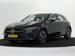 191 kosmoszwart metaalkleur metallic Nieuw 2025 Mercedes A250 Hatchback | € 37.945