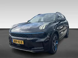 Zwart, metallic lak Gebruikt 2022 Lynk & Co 01 SUV | € 24.730 (Eerlijke prijs)