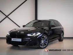 Zwart, metallic lak Gebruikt 2022 BMW 530e M Sport Stationwagen | € 46.950 (Eerlijke prijs)