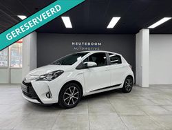Wit (metallic) Gebruikt 2018 Toyota Yaris Hybrid Team Hatchback | € 14.499 (Super prijs)