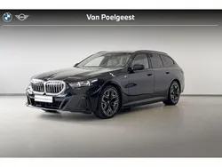 Saphirschwarz metallic (zwart metallic) Gebruikt 2024 BMW 530e M Sport Stationwagen | € 62.795