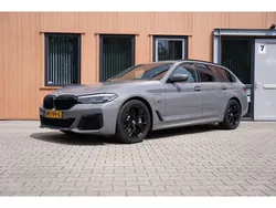 Grijs, metallic lak Gebruikt 2022 BMW 530 M Sport Stationwagen | € 43.950 (Goede deal)