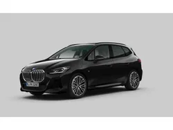 Saphirschwarz metallic (donker zwart metallic) Gebruikt 2024 BMW 225 Active Tourer Comfort Edition MPV | € 42.880 (Eerlijke prijs)