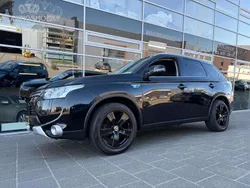 Zwart, metallic lak Gebruikt 2015 Mitsubishi Outlander P-HEV Edition SUV | € 9.950