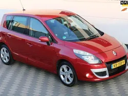 Rood, metallic lak Gebruikt 2011 Renault Scénic III Dynamique MPV | € 3.995 (Eerlijke prijs)