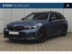 Arctic race blue (blauw metallic) Gebruikt 2025 BMW 330e Comfort Edition Stationwagen | € 63.950 (Duur)