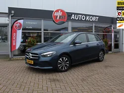 Blauw, metallic lak Gebruikt 2019 Mercedes B180 Business MPV | € 23.250 (Eerlijke prijs)