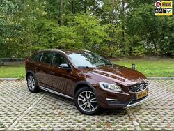 Bruin, metallic lak Gebruikt 2017 Volvo V60 CC Stationwagen | € 25.745 (Eerlijke prijs)