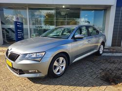Grijs Gebruikt 2016 Skoda Superb Hatchback | € 11.950 (Eerlijke prijs)