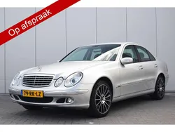 Grijs, metallic lak Gebruikt 2005 Mercedes E200 Elegance Sedan | € 3.500 (Iets duurder)