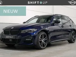 Blauw, metallic lak Gebruikt 2021 BMW 330e M Sport Stationwagen | € 37.940 (Eerlijke prijs)