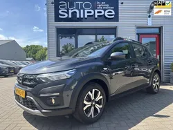 Grijs, metallic lak Gebruikt 2022 Dacia Sandero Essentiel Hatchback | € 11.450 (Goede deal)