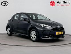 Zwart Gebruikt 2022 Toyota Yaris Hybrid Active Hatchback | € 19.499 (Eerlijke prijs)