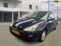 Blauw Gebruikt 2001 Ford Focus Trend Hatchback | € 995 (Eerlijke prijs)