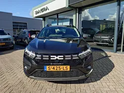 Zwart Gebruikt 2023 Dacia Sandero Expression Hatchback | € 16.995 (Eerlijke prijs)
