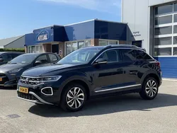 Zwart Gebruikt 2024 VW T-Roc Style SUV | € 31.950 (Iets duurder)