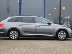 Grijs, metallic lak Gebruikt 2022 Skoda Superb Business Line Stationwagen | € 28.900 (Eerlijke prijs)