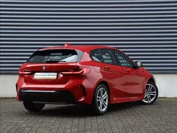 Melbourne rot metallic (rood metallic) Gebruikt 2023 BMW 118 Shadowline Hatchback | € 27.900 (Super prijs)