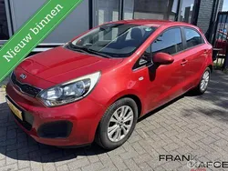 Rood Gebruikt 2014 Kia Rio Comfort Hatchback | € 6.450 (Eerlijke prijs)