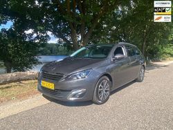Grijs, metallic lak Gebruikt 2017 Peugeot 308 Allure Stationwagen | € 8.975 (Eerlijke prijs)