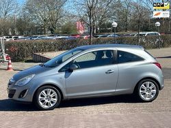 Grijs, metallic lak Gebruikt 2011 Opel Corsa Selection Hatchback | € 3.250 (Duur)