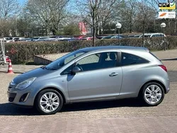 Grijs, metallic lak Gebruikt 2011 Opel Corsa Selection Hatchback | € 3.750 (Duur)