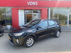 Zwart, metallic lak Gebruikt 2022 Kia Stonic SUV | € 21.945 (Duur)