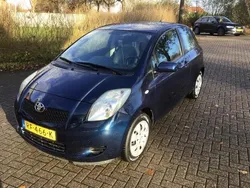 Blauw, metallic lak Gebruikt 2007 Toyota Yaris Hatchback | € 2.400 (Eerlijke prijs)