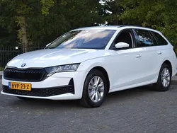 Wit Nieuw 2024 Skoda Octavia Ambition Stationwagen | € 31.850 (Super prijs)