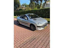 Grijs Gebruikt 2002 Peugeot 206 CC Cabriolet | € 2.500 (Eerlijke prijs)