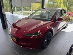 Rood Nieuw 2025 Tesla Model 3 Sedan | € 52.655