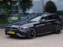 Zwart, metallic lak Gebruikt 2022 Mercedes C300 AMG line Stationwagen | € 43.950 (Eerlijke prijs)