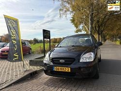 Zwart Gebruikt 2010 Kia Carens MPV | € 2.599 (Goede deal)