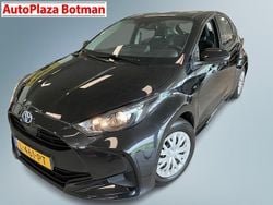 Zwart (metallic) Gebruikt 2021 Toyota Yaris Hybrid Active Hatchback | € 19.950 (Eerlijke prijs)