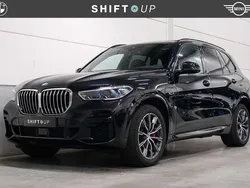 Zwart, metallic lak Gebruikt 2022 BMW X5 M Sport SUV | € 65.940 (Eerlijke prijs)