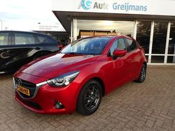 Rood (metallic) Gebruikt 2016 Mazda 2 Hatchback | € 10.695 (Eerlijke prijs)