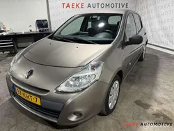 Beige, metallic lak Gebruikt 2009 Renault Clio II Dynamique Hatchback | € 2.950 (Eerlijke prijs)