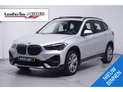 Glaciersilber metallic (a83) Gebruikt 2021 BMW X1 Sport Line SUV | € 32.450 (Iets duurder)