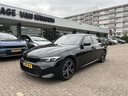 Zwart Gebruikt 2024 BMW 320e M Sport Sedan | € 44.250 (Eerlijke prijs)