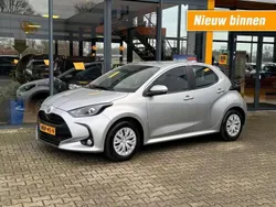 Zilver, metallic lak Gebruikt 2024 Toyota Yaris Hybrid Active Hatchback | € 23.890 (Eerlijke prijs)