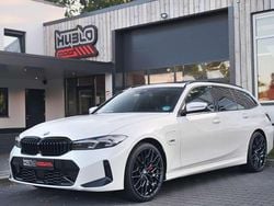 Wit Gebruikt 2023 BMW 330e M Sport Stationwagen | € 38.950 (Eerlijke prijs)