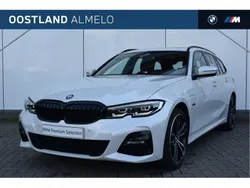 Mineralweiss (licht wit metallic) Gebruikt 2022 BMW 330e Comfort Edition Stationwagen | € 42.450 (Eerlijke prijs)