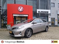 Grijs (metallic) Gebruikt 2015 Toyota Auris Touring Sports Stationwagen | € 15.445 (Iets duurder)