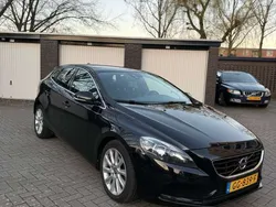 Zwart Gebruikt 2015 Volvo V40 Momentum Stationwagen | € 11.999 (Eerlijke prijs)