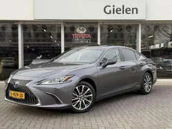 Grijs, metallic lak Gebruikt 2021 Lexus ES300 Business Edition Sedan | € 35.900 (Eerlijke prijs)