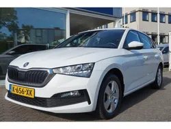 Wit, metallic lak Gebruikt 2021 Skoda Scala Business Line Hatchback | € 17.950 (Goede deal)