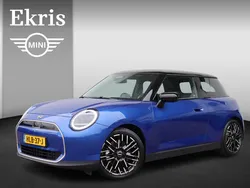 Blauw Nieuw 2025 Mini Cooper Favoured Hatchback | € 38.340 (Duur)