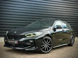 Zwart / black sapphire metallic (475) Gebruikt 2020 BMW M135 M Performance Hatchback | € 27.950