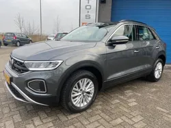 Grijs, metallic lak Gebruikt 2023 VW T-Roc Business SUV | € 24.950 (Eerlijke prijs)