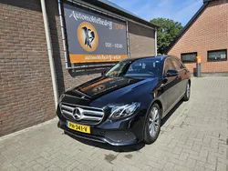 Zwart, metallic lak Gebruikt 2017 Mercedes E200 Business Stationwagen | € 24.445 (Eerlijke prijs)
